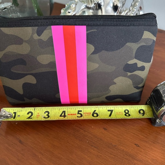 NWOT Haute Shore Camo & Pink Wristlet - Picture 3 of 6